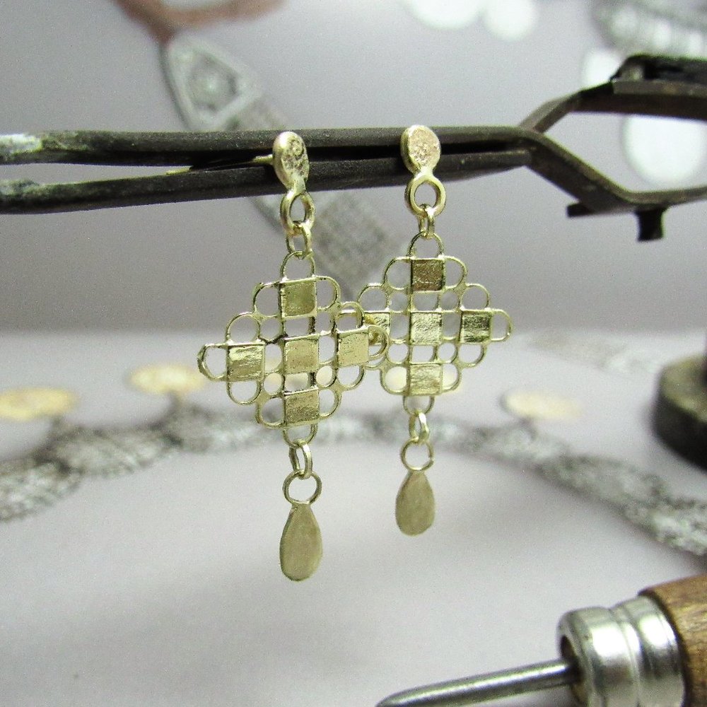 Gold earrings. 14k solid Yellow gold Earrings. Dangle drop earrings